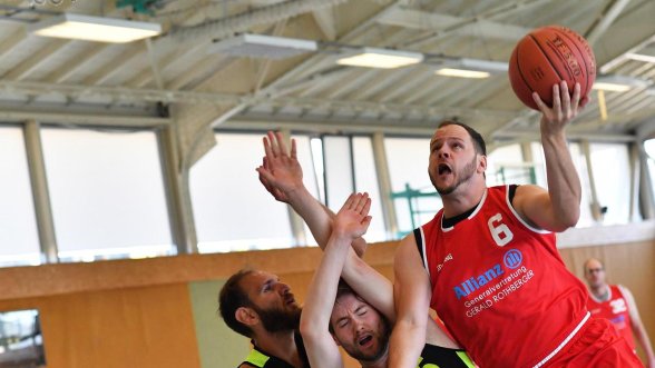 Als Trainer und Spieler in Bruck: Andreas Rothberger (rechts) will dabei helfen, ein neues Basketball-Team in Erlangen zu etablieren.