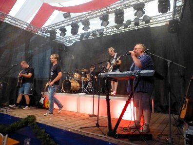 Musik Und Fruhschoppen Halbzeit Auf Der Neustadter Kirchweih Neustadt Aisch Nordbayern De