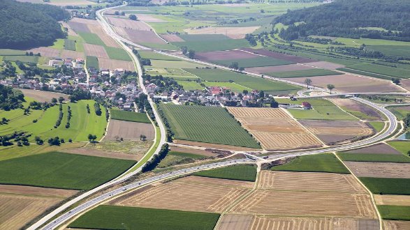 Die Bundesstraße 2 ist laut der IHK Nürnberg für Mittelfranken zu „90 Prozent“ ausgebaut: Luftbilder (wie hier die Ortsumgehung von Dettenheim) belegen, dass die Aussage zutreffend ist.