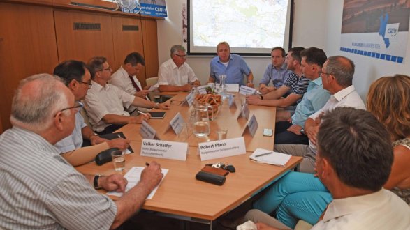 Beim Gespräch zwischen Vertretern des Netzausbauers Tennet und den Bürgermeistern der betroffenen Gemeinden im Landkreis Roth kamen neue Vorschläge und Probleme auf den Tisch.