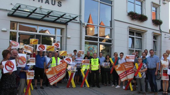 Bunter Protest vor dem Büchenbacher Rathaus: Mit Schildern und Plakaten unterstrichen etwa 40 Gegner der geplanten Stromtrasse P 53 bei der Gemeinderatssitzung ihren Protest.