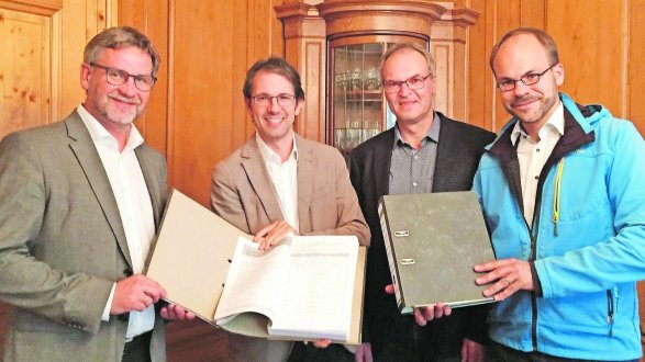 Simon Scherer, Thomas Lutz und Kilian Welser übergaben im Rathaus zwei Ordner mit Unterschriften an Bürgermeister Karl-Heinz Fitz (von rechts).