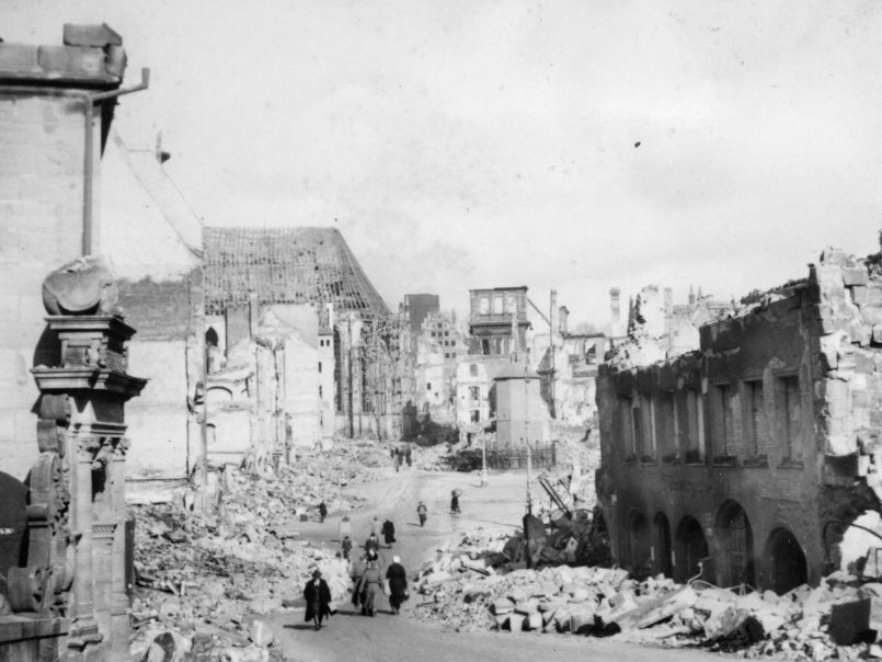 Σαν σήμερα: Η ημέρα που η Νυρεμβέργη βυθίστηκε 11