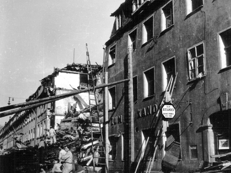 Σαν σήμερα: Η ημέρα που η Νυρεμβέργη βυθίστηκε 15
