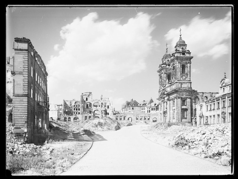 Nürnberg nach den Luftangriffen: Pellerhaus und St. Egidien