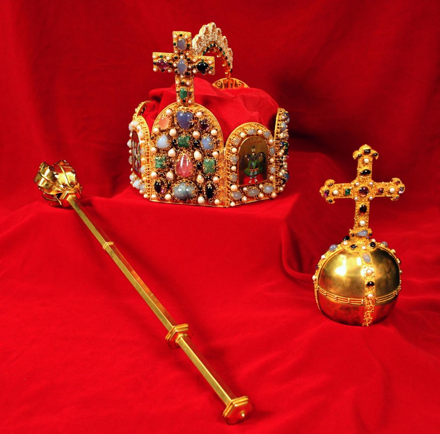 A Crown - Power - History: Nuremberg at A Glance - christkindlesmarkt.de
